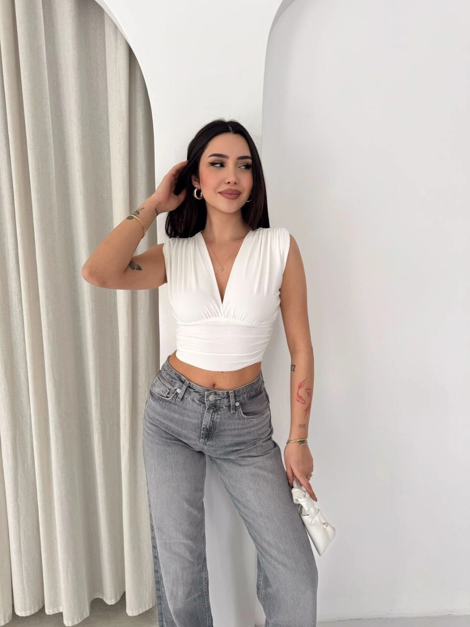 Kadın Vatkalı Kolsuz V Yaka Drapeli Crop Bluz Likralı Fit - Beyaz
