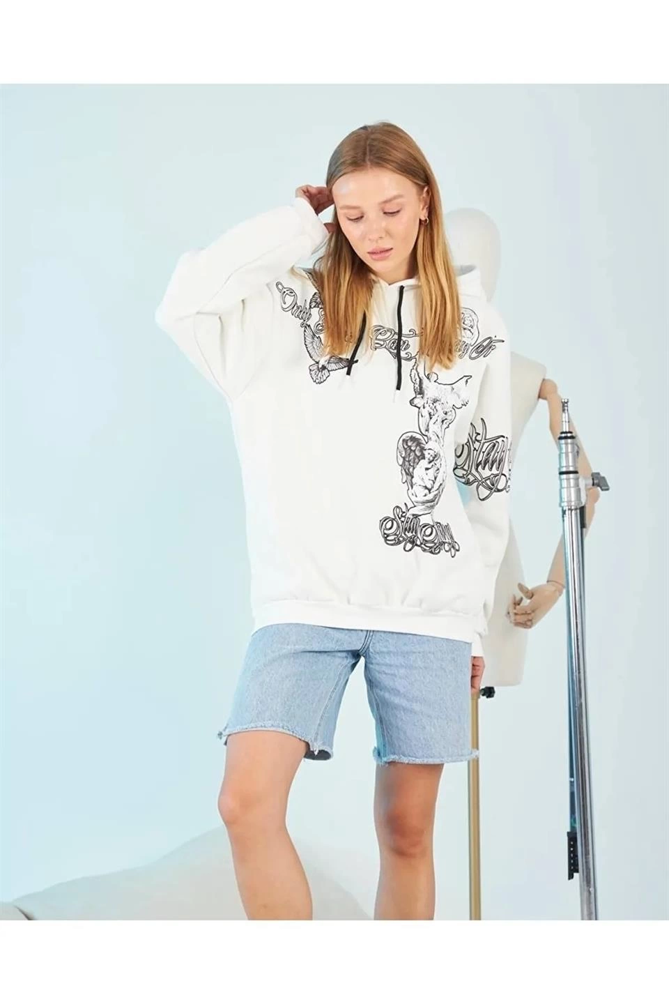ASSEMA Kadın Kapüşonlu Üç İplik Sweatshirt Beyaz Strong Heykel Baskılı Kalıp Kanguru Cepli Modern