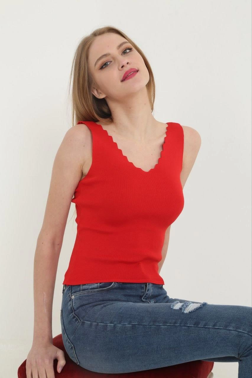 ASSEMA Kadın V Yaka Fırfır Detay Crop - Kırmızı