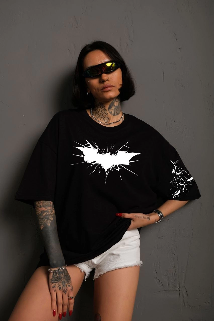 ASSEMA Kadın Bisiklet yaka tişort Ön ve Kol Yarasa Baskılı T-shirt - Siyah