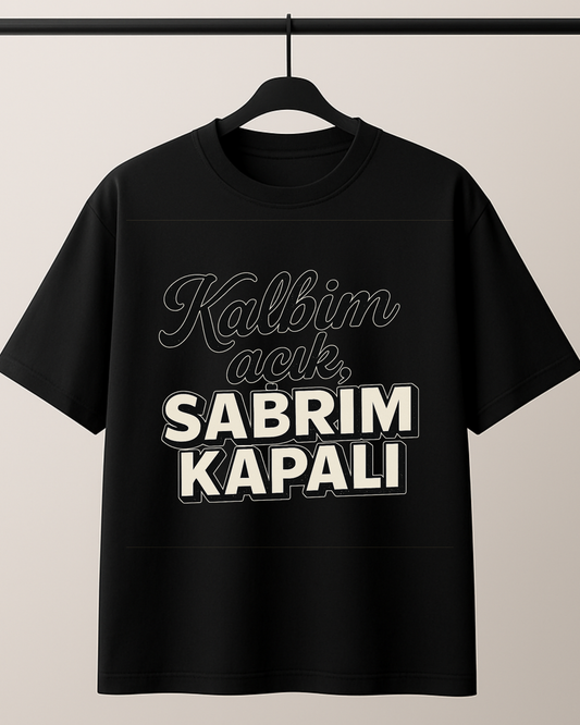 ASSEMA Kalbim Açık Sabrım Kapalı Baskılı T-shirt