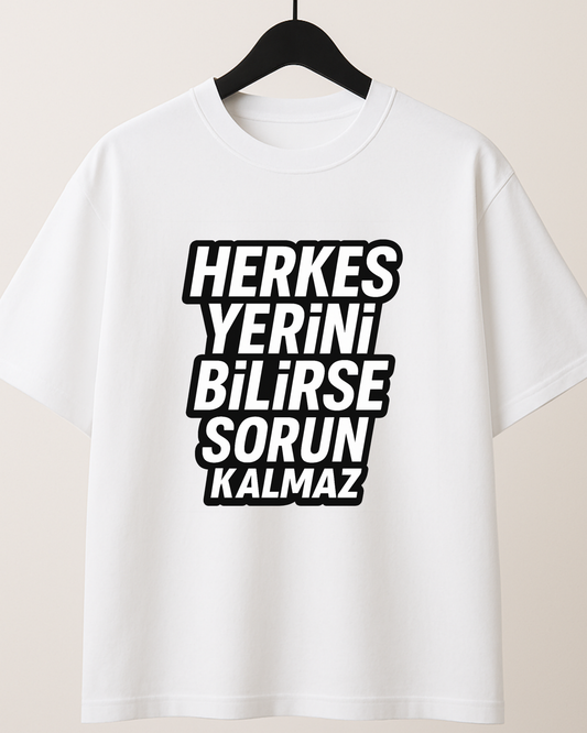 ASSEMA Herkes Yerini Bilirse Sorun Kalmaz Baskılı T-shirt