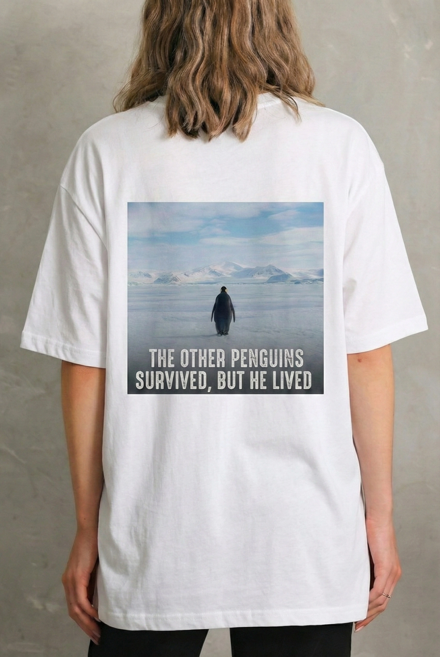 ASSEMA Kadın Oversize Tişört - Sırt Baskılı "Survivor Penguin" Temalı Felsefi Yazılı - Beyaz
