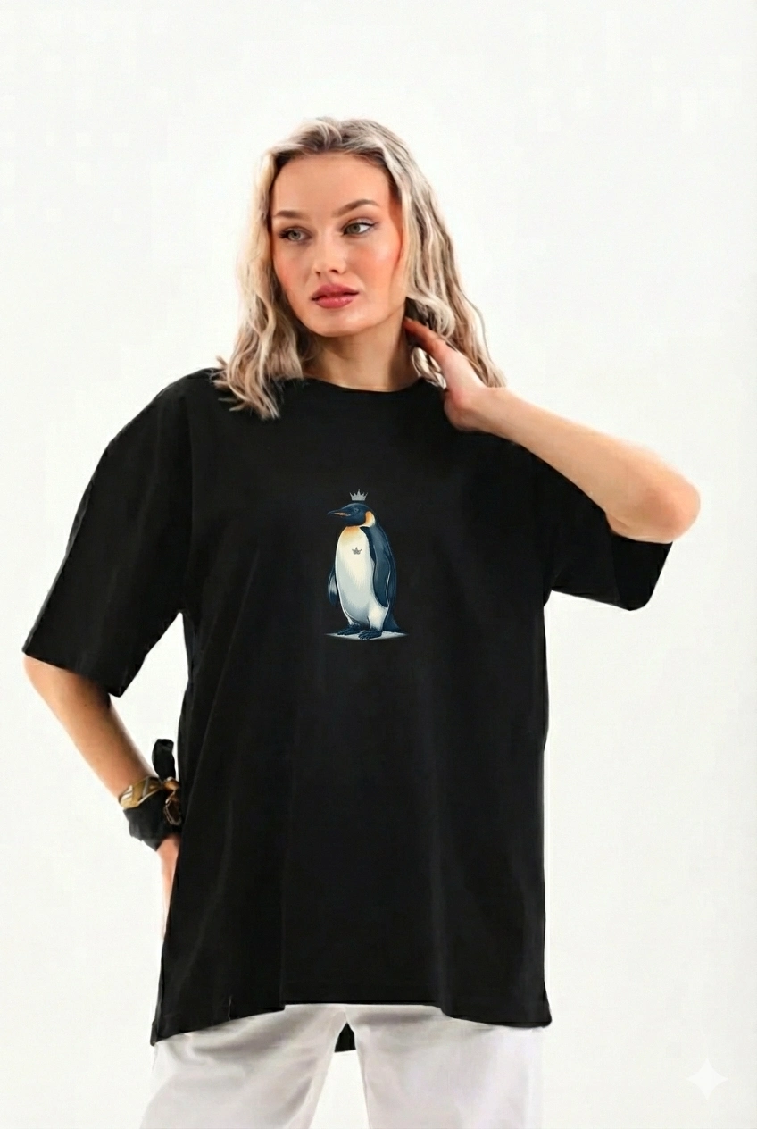 ASSEMA Kadın Oversize Tişört - Sırt Baskılı "Survivor Penguin" Temalı Felsefi Yazılı - Siyah