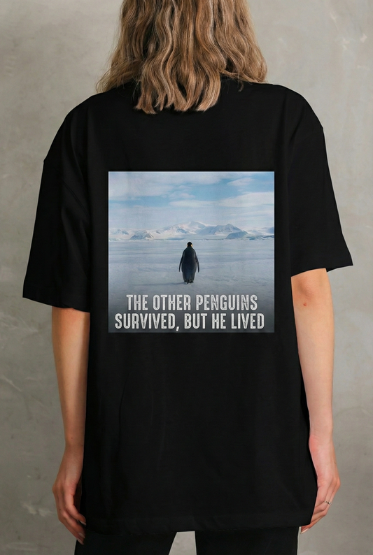 ASSEMA Kadın Oversize Tişört - Sırt Baskılı "Survivor Penguin" Temalı Felsefi Yazılı - Siyah