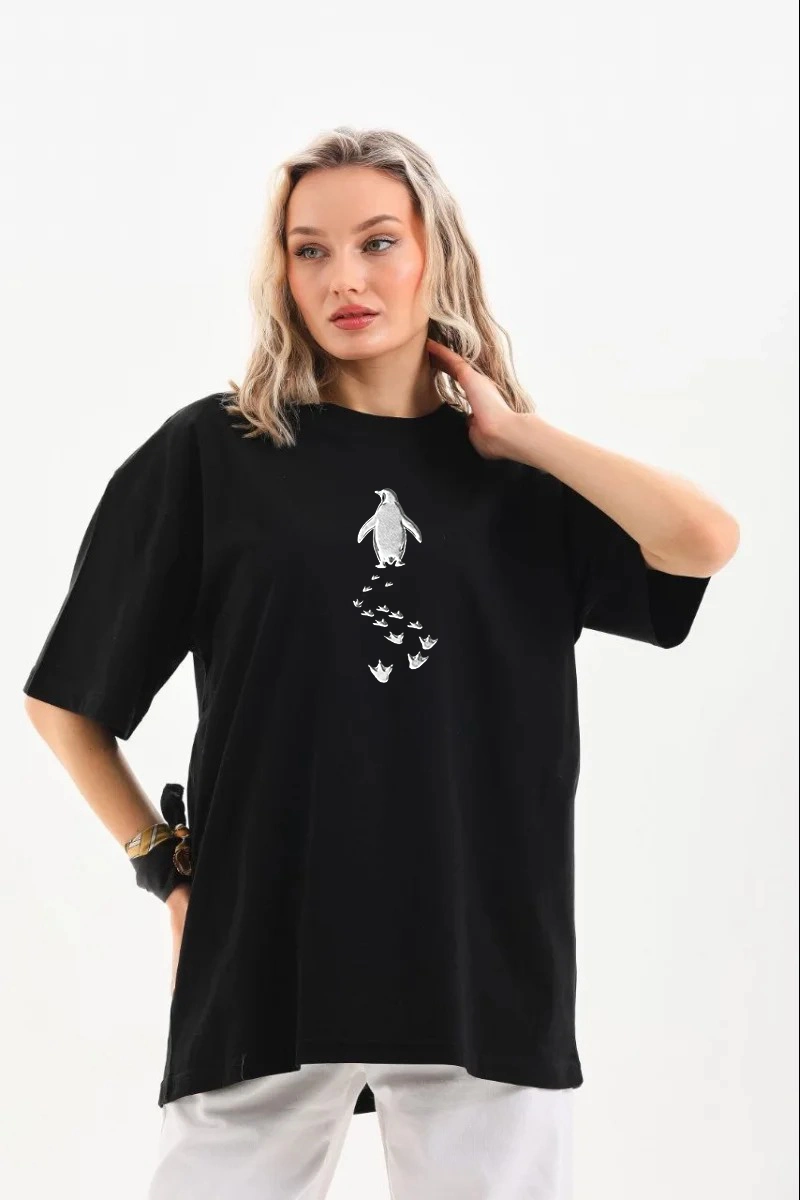 ASSEMA Kadın Nihilist Penguen Temalı Oversize Bisiklet Yaka Tişört - Siyah