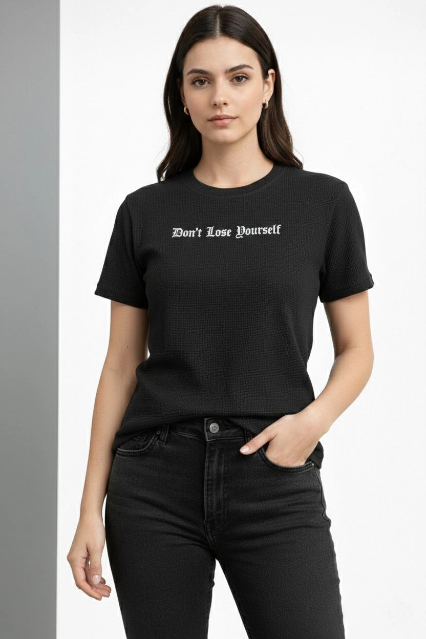 ASSEMA Kadın Wafıl Kumaş Tişört Regular Kalıp Bisiklet Yaka Baskılı Günlük Basic T-Shirt - Siyah