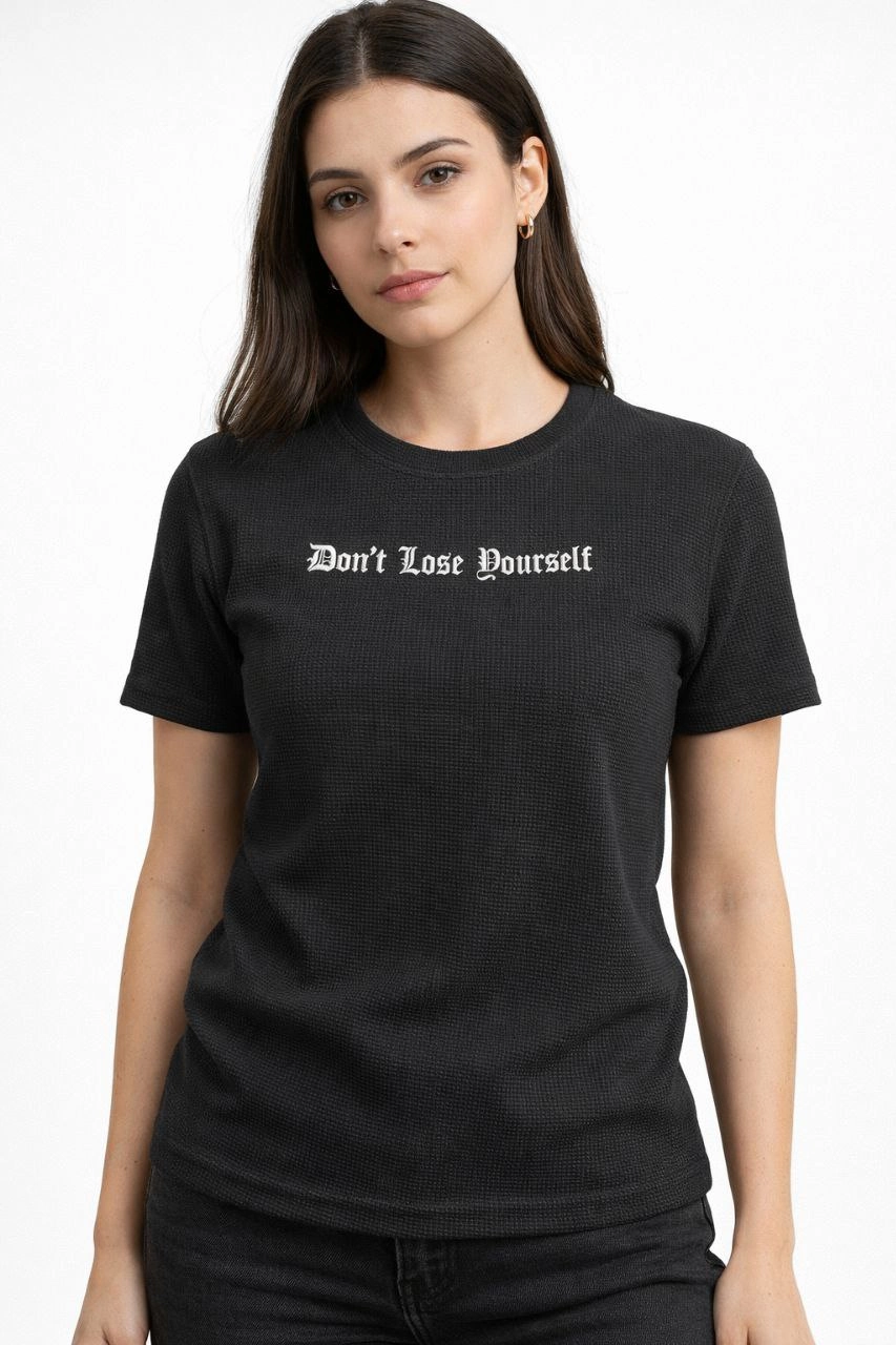 ASSEMA Kadın Wafıl Kumaş Tişört Regular Kalıp Bisiklet Yaka Baskılı Günlük Basic T-Shirt - Siyah