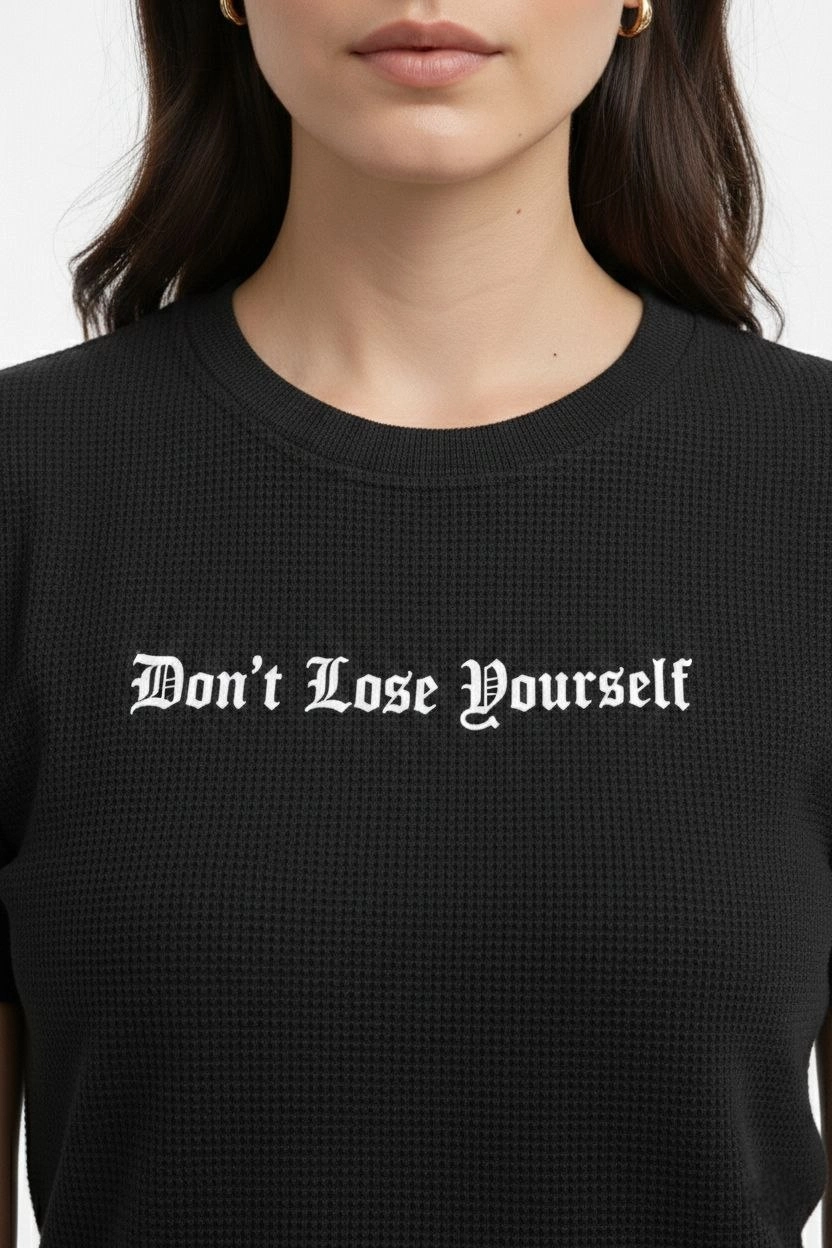 ASSEMA Kadın Wafıl Kumaş Tişört Regular Kalıp Bisiklet Yaka Baskılı Günlük Basic T-Shirt - Siyah