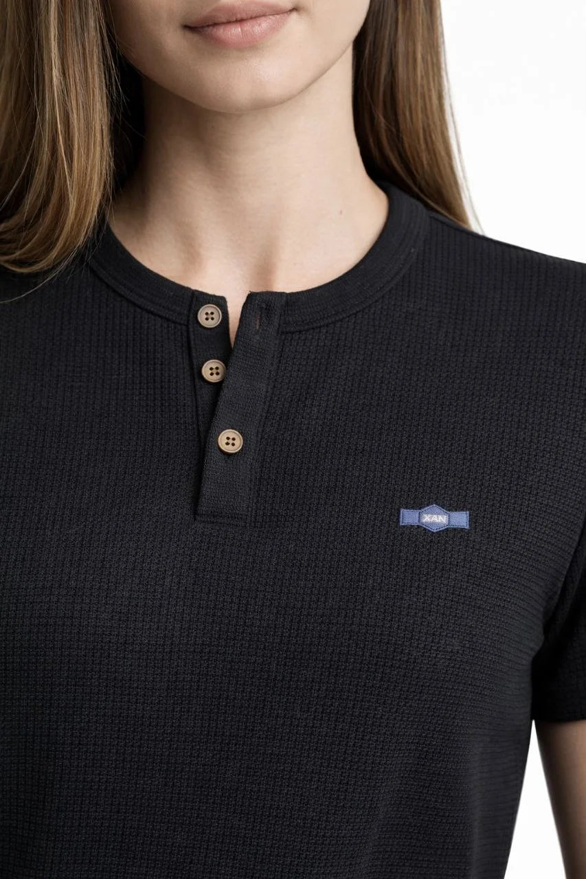 ASSEMA Kadın Waffle Dokulu Likralı Henley Yaka Düğmeli Regular Kısa Kollu T-Shirt - Siyah