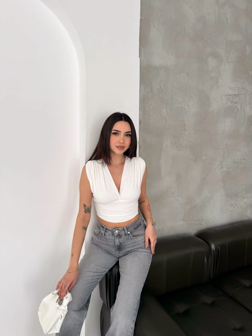 Kadın Vatkalı Kolsuz V Yaka Drapeli Crop Bluz Likralı Fit - Beyaz