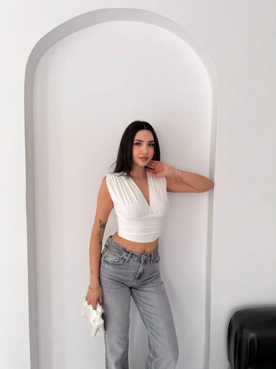 Kadın Vatkalı Kolsuz V Yaka Drapeli Crop Bluz Likralı Fit - Beyaz