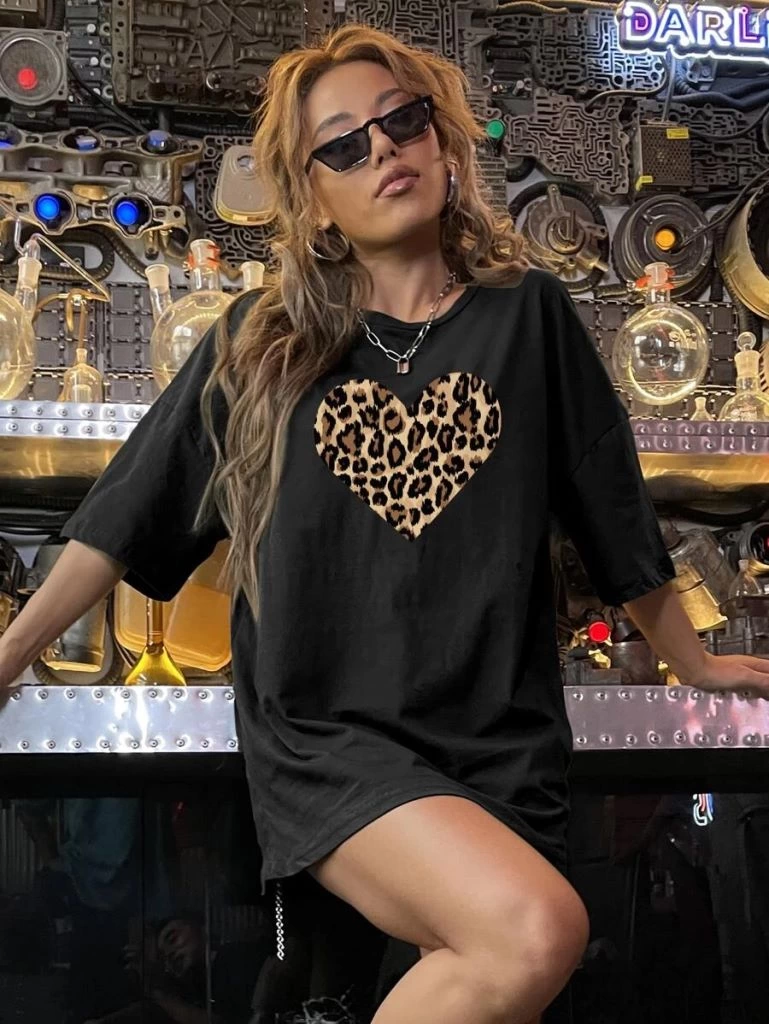ASSEMA Kadın Leopar Kalp Baskılı Tişort Kısa Kol Bisiklet Yaka Ovarsize T-shirt - Siyah