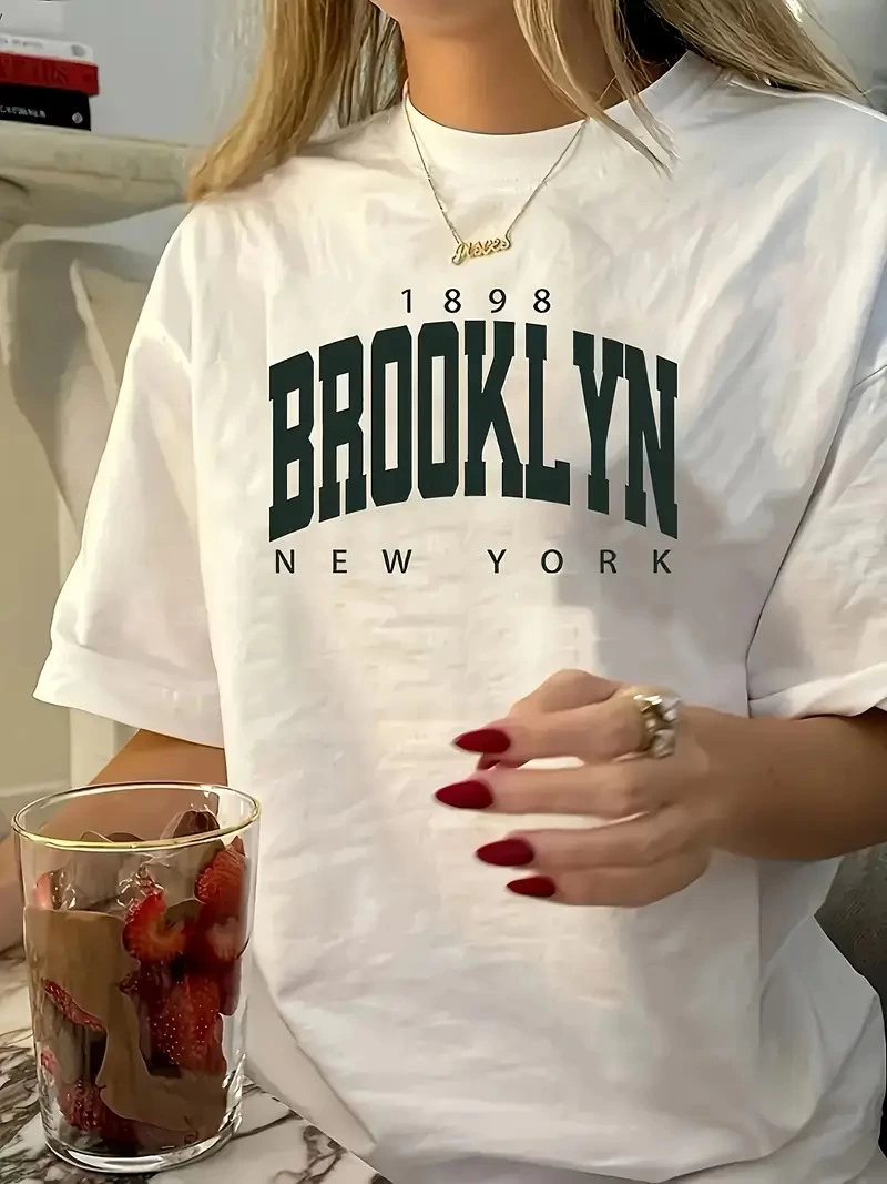 ASSEMA Kadın Brooklyn Harf Baskılı Kısa Kollu T-shirt - Beyaz